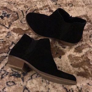 KENSIE Black suede alnkle boots booties size 10